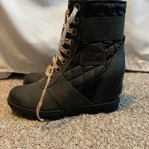 NEW NEVER WORN SOREL LACE-UP BOOTS